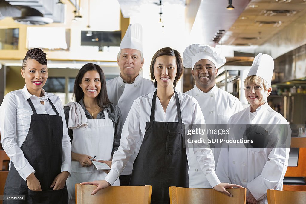 Vielfältigen Team von Köche und Kellner im modernen restaurant-Küche