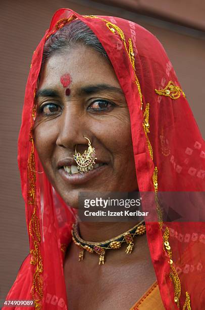 woman posing in traditional rajasthani dress - rajasthani women stock-fotos und bilder