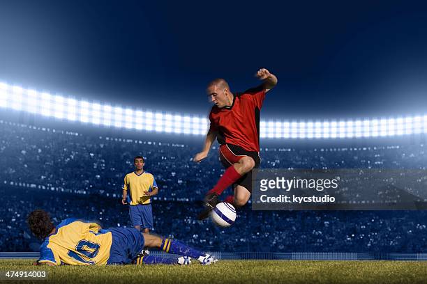 soccer player jumping with ball - forward athlete stockfoto's en -beelden