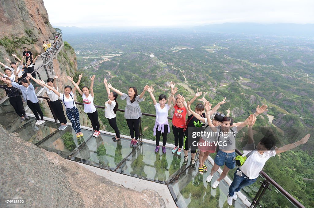 Three-hundred-meter High Musical Glass Plank Road Attracts Visitors In Shiniuzhai