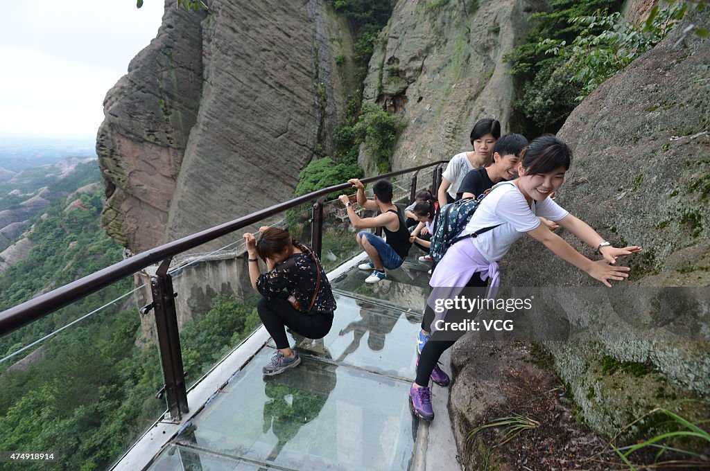 Three-hundred-meter High Musical Glass Plank Road Attracts Visitors In Shiniuzhai