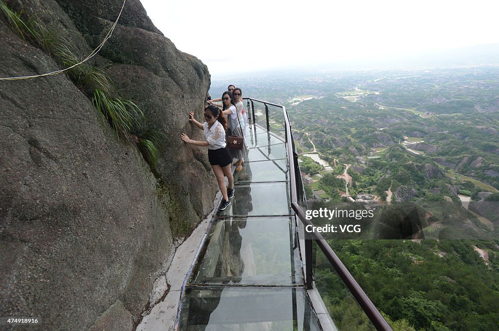 Three-hundred-meter High Musical Glass Plank Road Attracts Visitors In Shiniuzhai