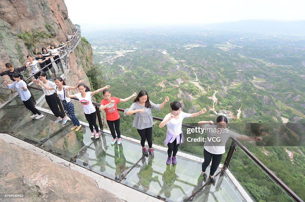 Three-hundred-meter High Musical Glass Plank Road Attracts Visitors In Shiniuzhai