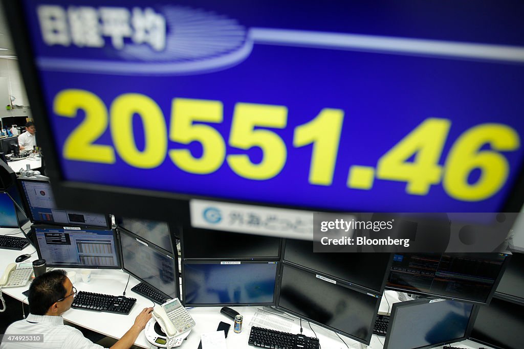 Dealers At A Foreign Exchange Brokerage As Nikkei 225 Heads For Longest Winning Streak Since 1988 On Yen