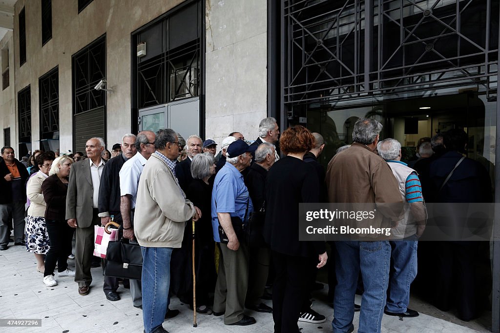 Pensioners And Greek Banks Amid Record Deposit Outflows