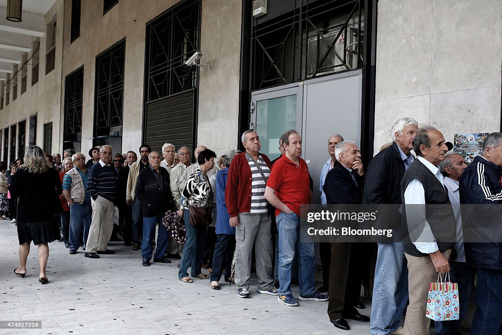 Pensioners And Greek Banks Amid Record Deposit Outflows