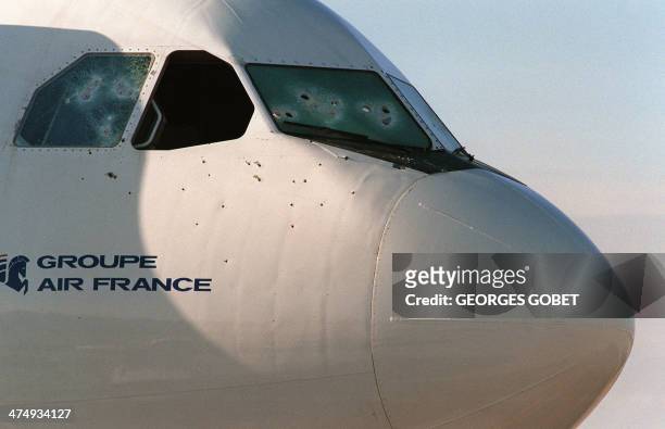 Photo datée du 27 décembre 1994 du cockpit de l'Airbus A-300 d'Air France endommagé par les balles qui ont été tirées lors de l'assaut donné par le...
