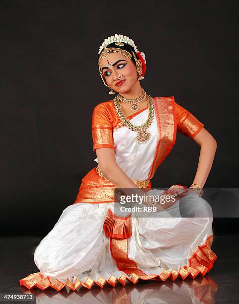 anjali hariharan - bharatanatyam dancing stock pictures, royalty-free photos & images