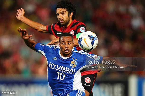 Rafinha of Ulsan Hyundai competes with Nikolai Topor-Stanley of the Wanderers during the AFC Asian Champions League match between the Western Sydney...