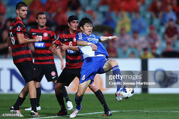 Kang Minsoo of Ulsan Hyandai scores a goal during the AFC Asian Champions League match between the Western Sydney Wanderers and Ulsan Hyundai at...