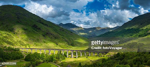 scotland sunlight on highland mountain glen glenfinnan viaduct panorama lochaber - schotland stockfoto's en -beelden