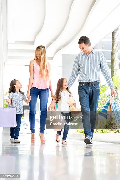 famiglia felice shopping al centro commerciale - family with two children foto e immagini stock