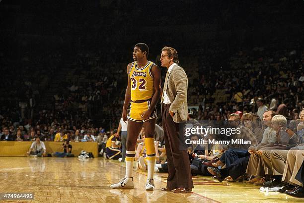 Pat Riley Sidelines 227 Magic Johnson Pat Riley Photos & High Res Pictures - Getty Images
