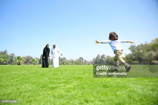 arabische emirate familie im freien im park - saudi youth stock-fotos und bilder