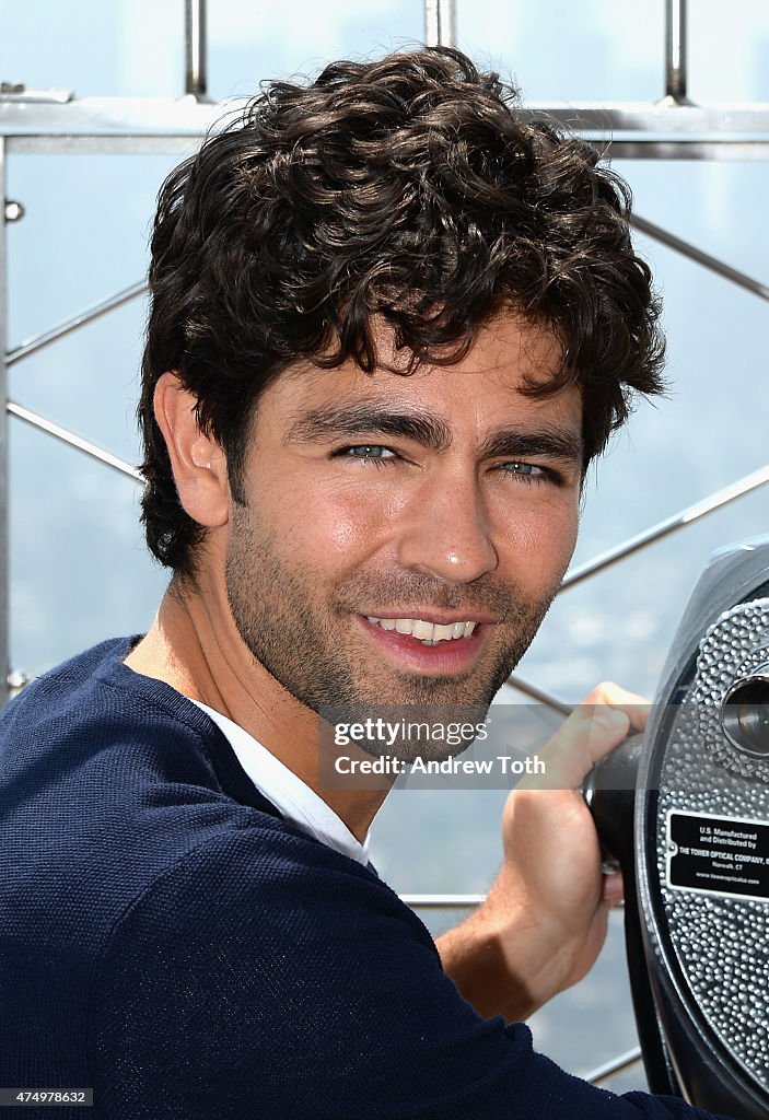 Adrian Grenier Visits The Empire State Building