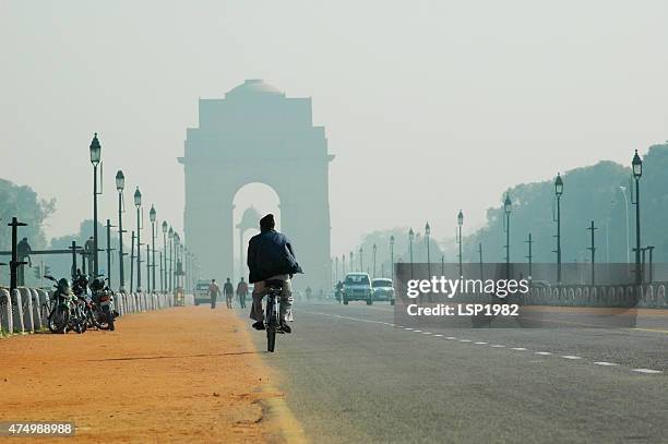 rajpath boulevard and india gate in new delhi, india. - india gate delhi stock pictures, royalty-free photos & images