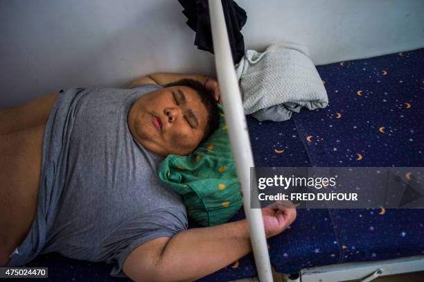 This picture taken on May 25, 2015 shows an overweight boy having acupuncture treatment at the Aimin Fat Reduction Hospital in the northern port city...