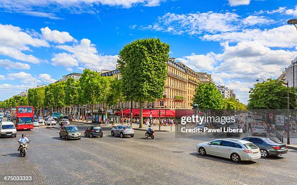 avenue champs elysees in paris. - avenue des champs elysees stockfoto's en -beelden