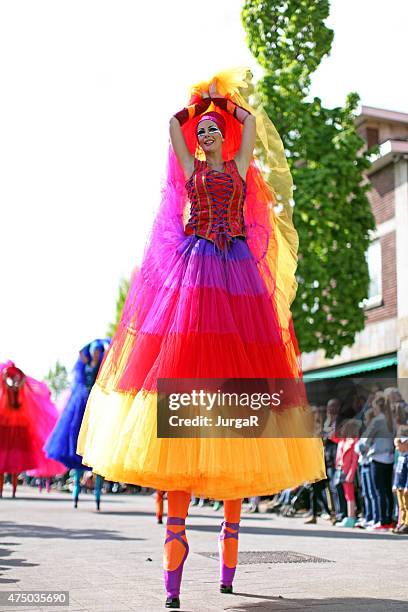 säbelschnäbler tänzer bei may day parade in richtung genk belgien - stelze stock-fotos und bilder