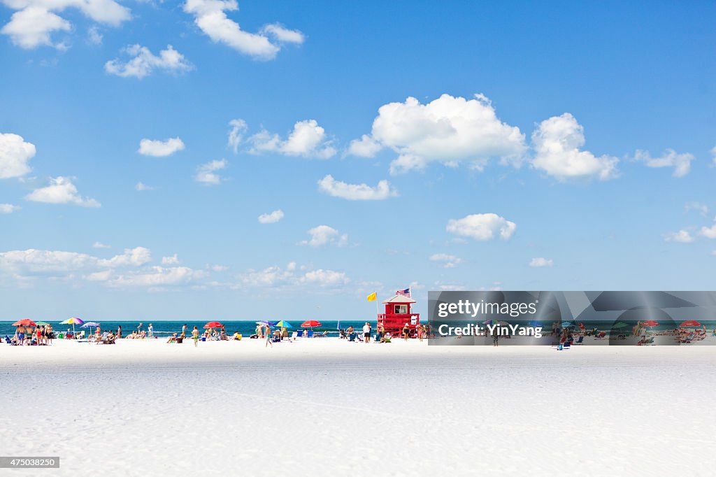 Siesta Key Beach, der Florida Gulf Coast mit Touristen Sonnenanbeter