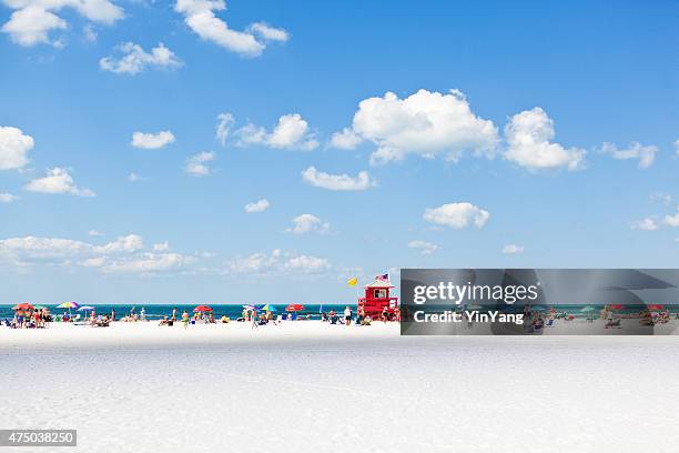 siesta key beach of florida gulf coast with tourists sunbathers - siesta key stockfoto's en -beelden