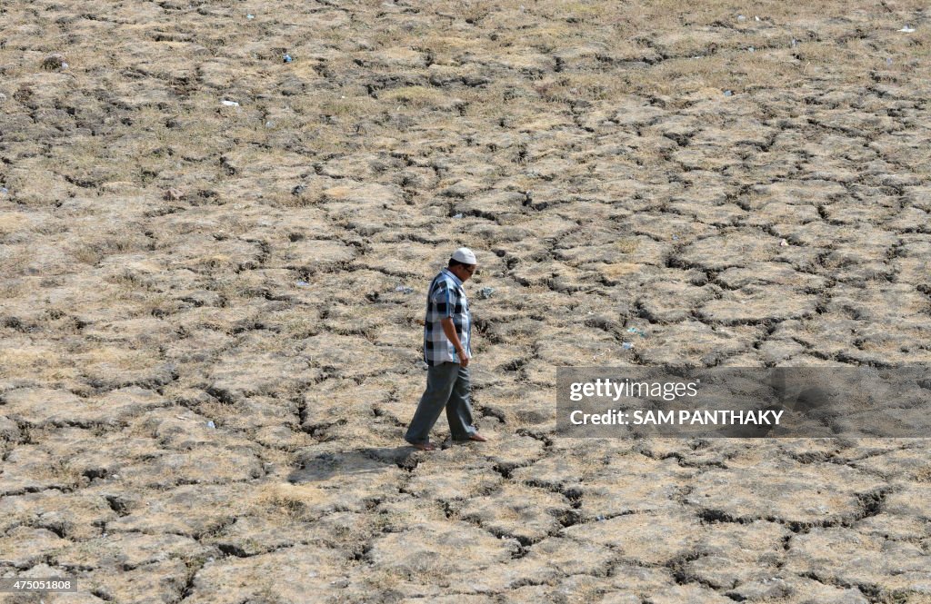 TOPSHOT-INDIA-WEATHER-HEAT