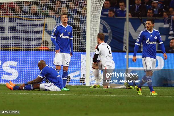 Felipe Santana, Roman Neustaedter, Ralf Faehrmann and Sead Kolasinac of Schalke react after Gareth Bale of Madrid scored his team's second goal...