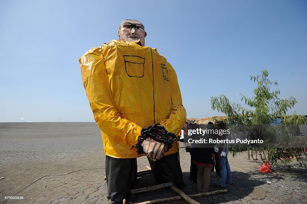 Lapindo Mudflow Victims Stage Protest In Porong