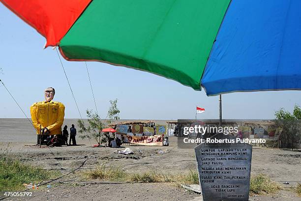 Lapindo mudflow victims stage protest during the ninth anniversary of the Lapindo mudflow eruption on May 29, 2015 in Porong, Indonesia. Lapindo...
