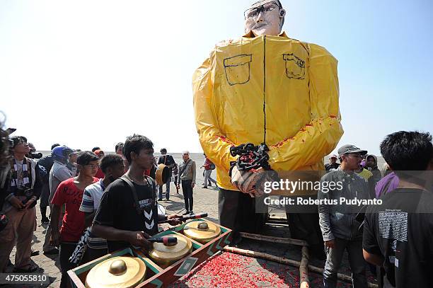Lapindo mudflow victims bring a big statue of Aburizal Bakrie at a protest during the ninth anniversary of the Lapindo mudflow eruption on May 29,...