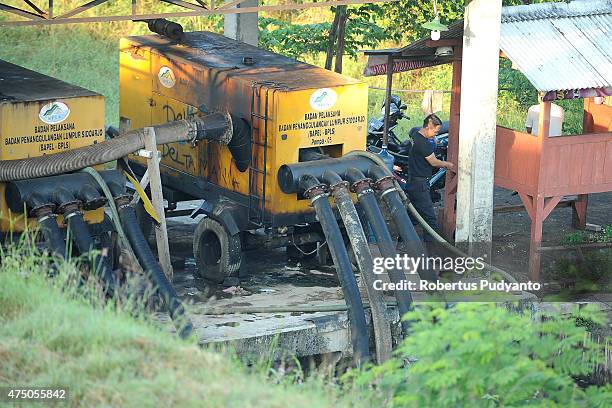 Lapindo Mudflow Disaster officer works on a suction machine on May 29, 2015 in Porong, Indonesia. Lapindo mudflow eruption is suspected to have been...