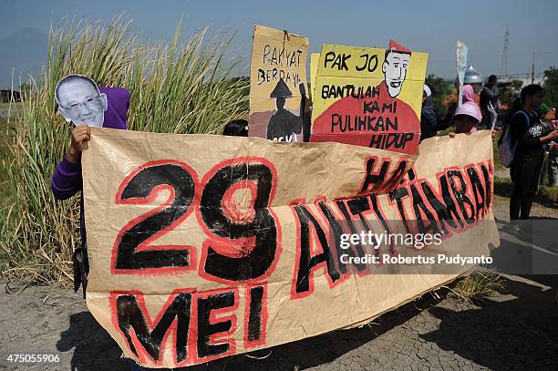 Lapindo mudflow victims stage protest during the ninth anniversary of the Lapindo mudflow eruption on May 29, 2015 in Porong, Indonesia. Lapindo...