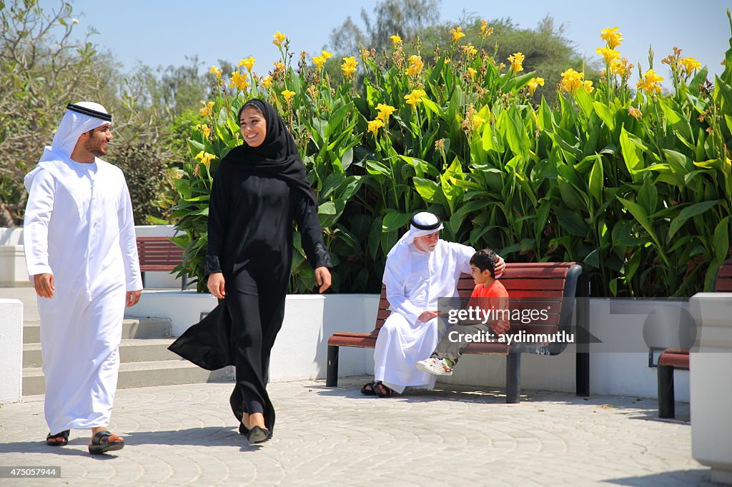 Arab Emiratino famiglia all'aperto nel parco