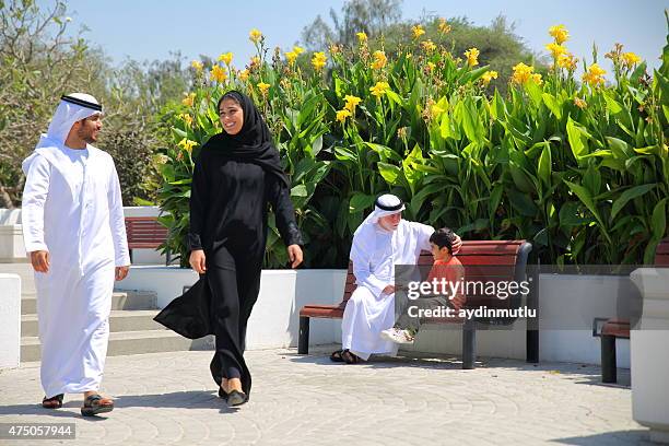 arab emirati family outdoors in park - arab community life bildbanksfoton och bilder