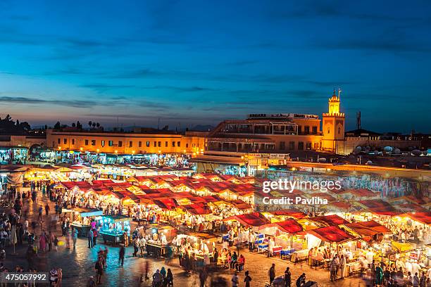 noite djemaa el fna com mesquita de koutoubia, marrakech, marrocos - feira árabe ao ar livre imagens e fotografias de stock