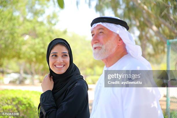 arabische familie - old emirati woman stock-fotos und bilder