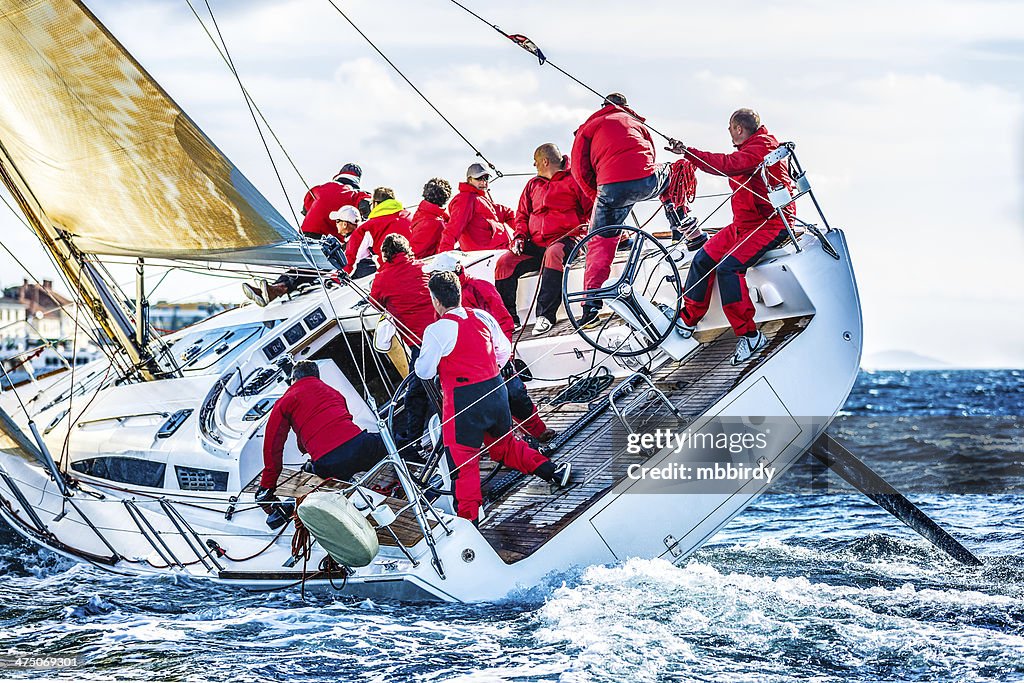 Navegación de la tripulación en la regata de vela durante