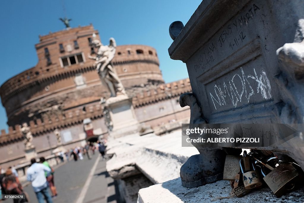 ITALY-ROME-LOVE-PADLOCK-FEATURES
