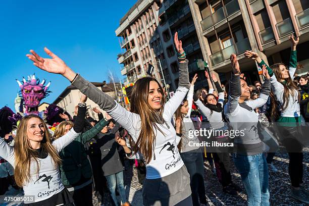 carnaval de celebración, desfile de italia en ciudad pequeña - flash mob fotografías e imágenes de stock