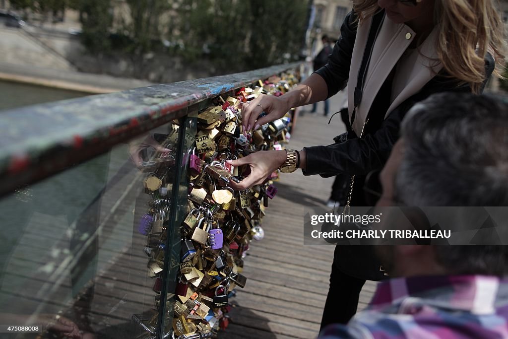 FRANCE-PARIS-LOVE-PADLOCKS-BRIDGE