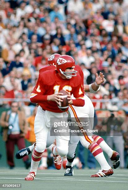 Len Dawson of the Kansas City Chiefs drops back to pass against the Oakland Raiders during an NFL Football game September 30, 1973 at Arrowhead...