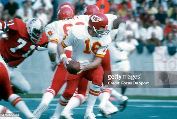 Len Dawson of the Kansas City Chiefs in action against the New England Patriots during an NFL Football game September 23, 1973 at Schaefer Stadium in...