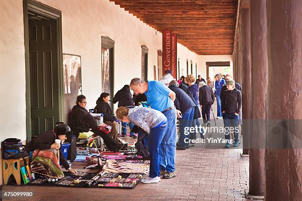 outdoor arts and crafts market plaza, santa fe, new mexico - santa fe stockfoto's en -beelden