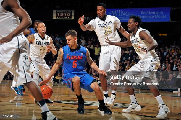 Scottie Wilbekin of the Florida Gators plays against the Vanderbilt Commodores at Memorial Gym on February 25, 2014 in Nashville, Tennessee.