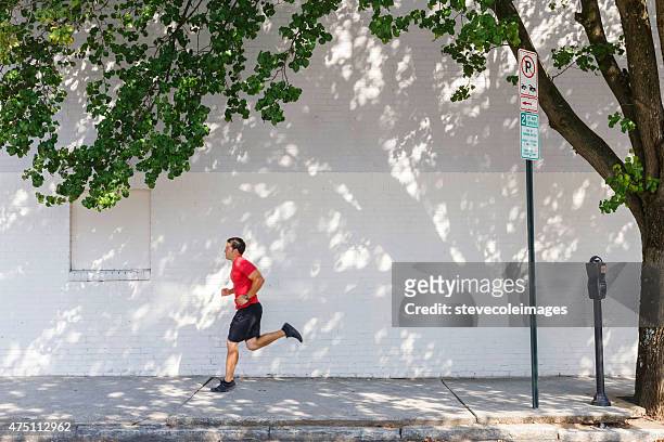 若い男性のランニングに歩道上にぴったりです。 - パーキングメーター ストックフォトと画像