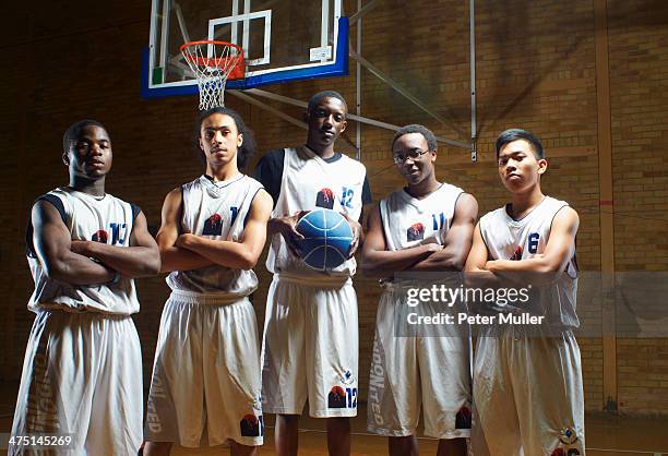 portrait of basketball team - basketballmannschaft stock-fotos und bilder