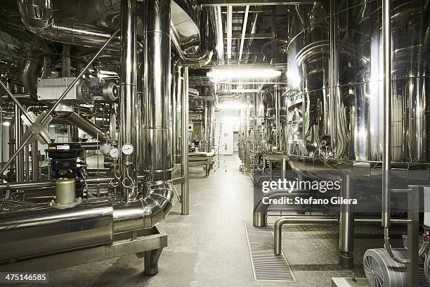machinery in a brewery - bier brouwen stockfoto's en -beelden