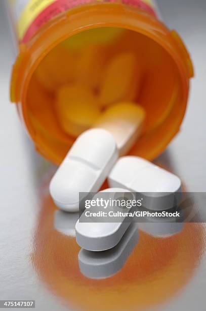 antibiotic pills that contain 875 mg of amoxicillin and 125 mg of clavulanate potassium - amoxicillin - fotografias e filmes do acervo