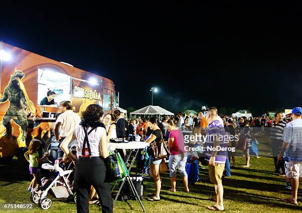cibo camion notte girato a incontro mondano - festival food foto e immagini stock