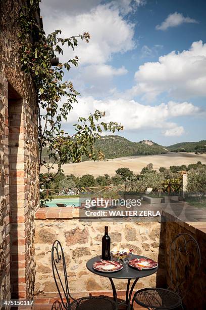 outdoor table and chairs, siena, valle orcia, tuscany, italy - tuscan villa stock pictures, royalty-free photos & images